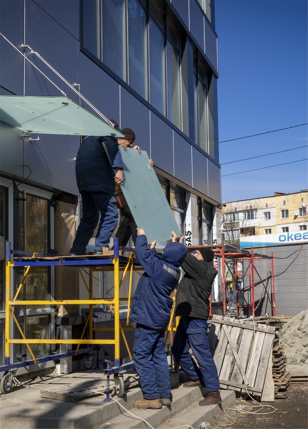 встановлення скляного навісу