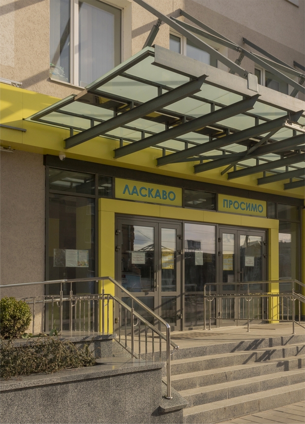 Скляний навіс-дашок