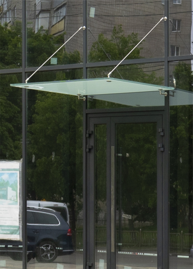 Скляний навіс-дашок