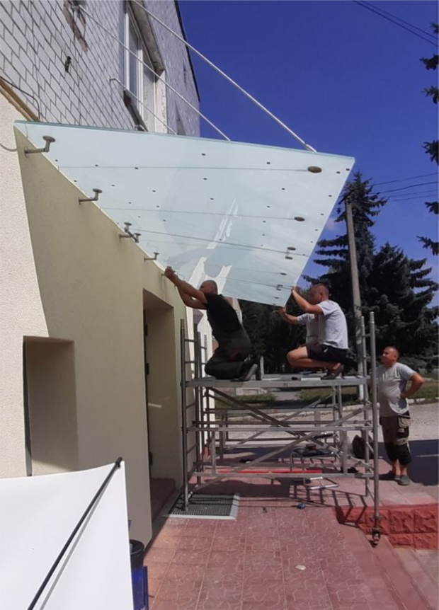 монтаж скляного козирка